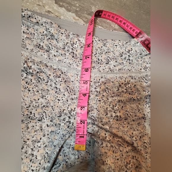 Lululemon Pace Queen Tight. Crop legging. Flower. Grey, light tan. Size 4. - Picture 14 of 15